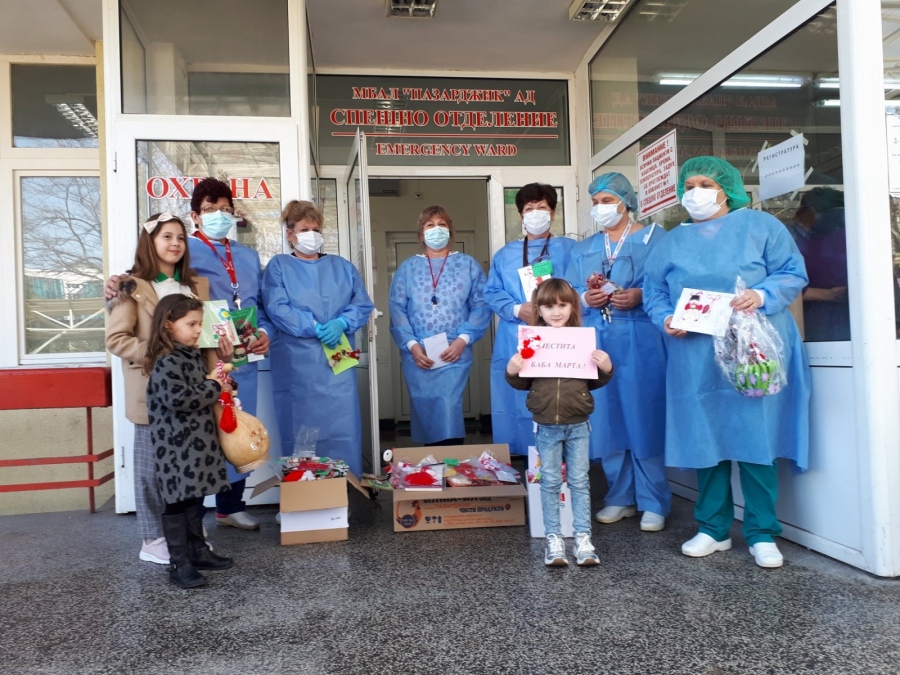Деца и ученици дариха над 1000 мартенички на персонала и болните в МБАЛ-Пазарджик